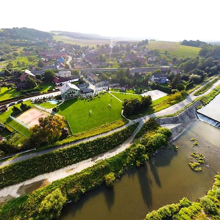 卡蒙内茨膳食公寓酒店及餐厅 Jilešovice 外观 照片