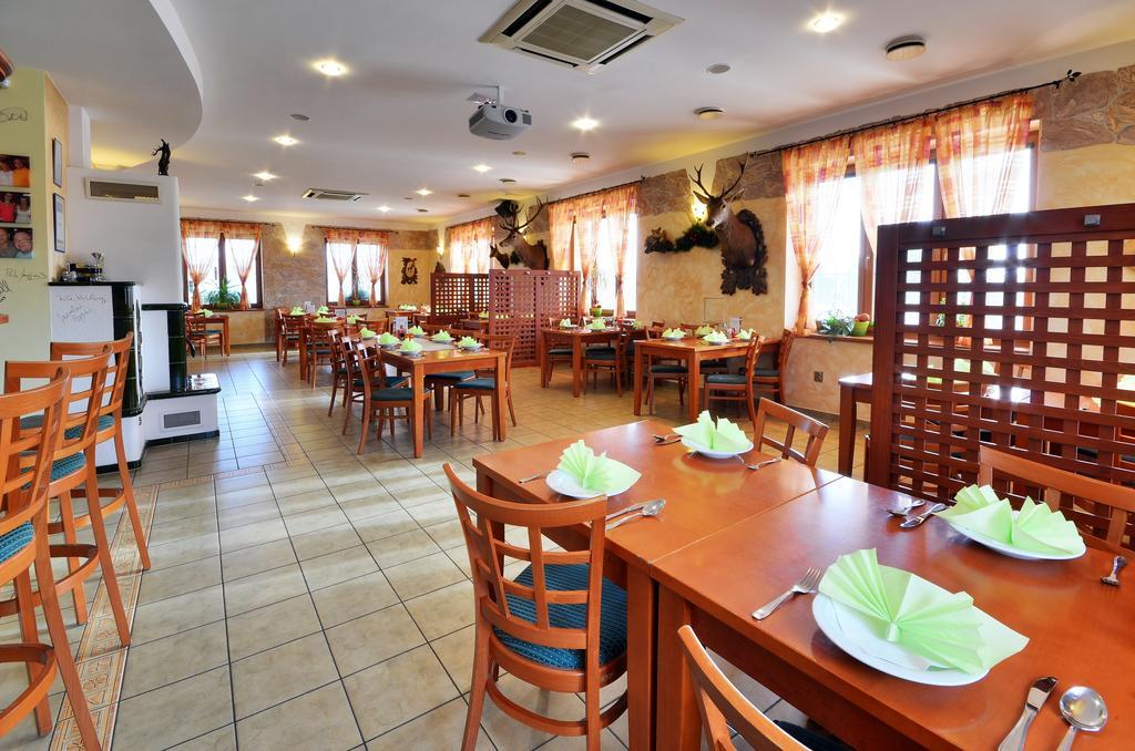 卡蒙内茨膳食公寓酒店及餐厅 Jilešovice 外观 照片